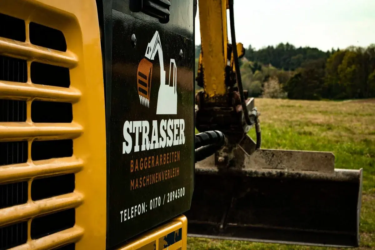 Strasser Logo auf Bagger